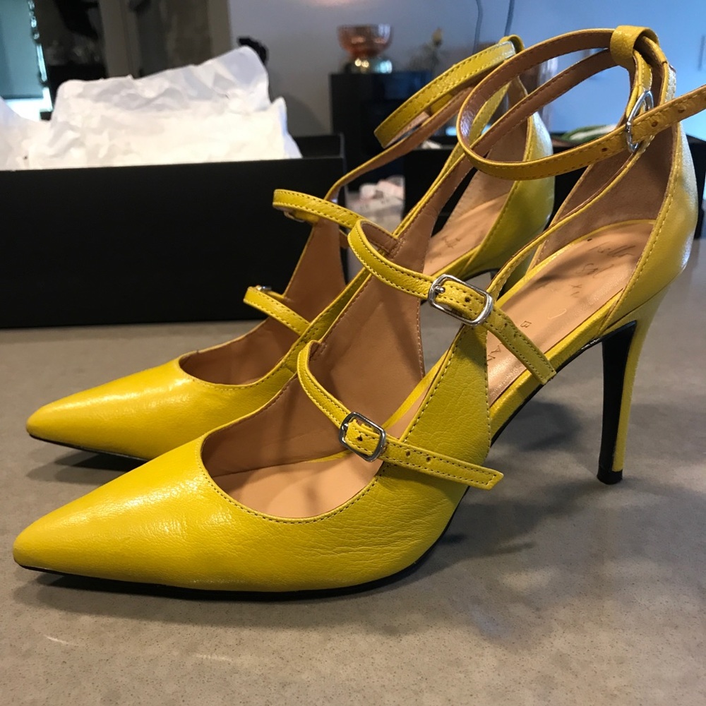 Yellow Pumps - Picture 4 of 7